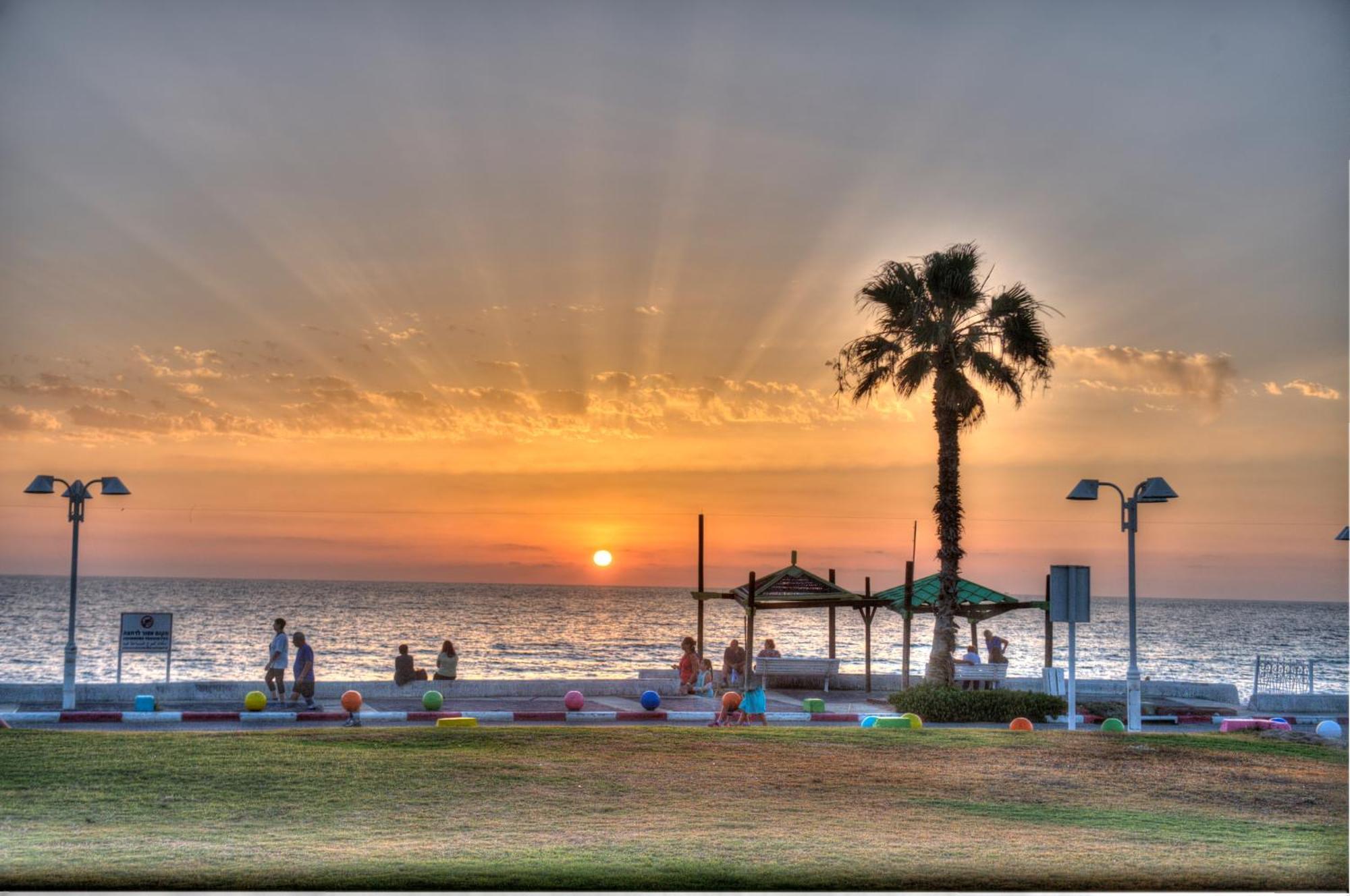 Amigo Hotel On The Beach Nahariya Bagian luar foto